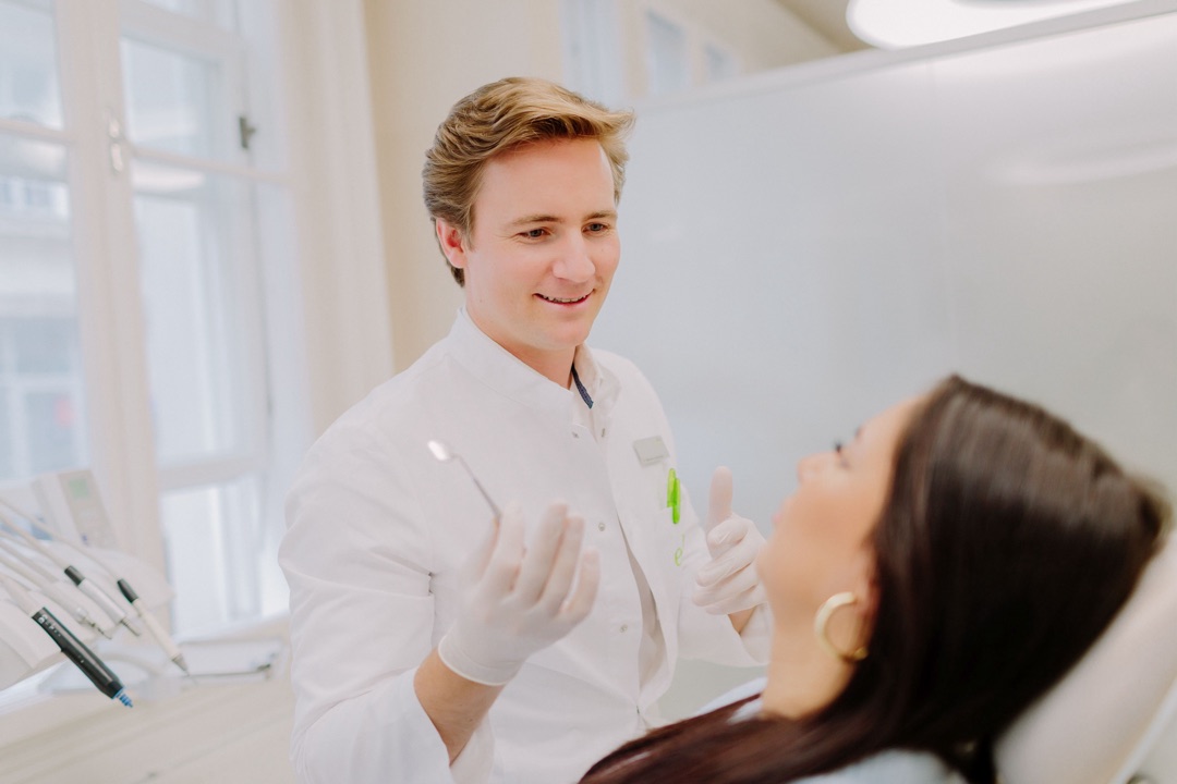 Dr. Gugenberger im Beratungsgespräch